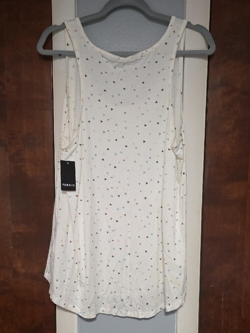 NWT Size 1 Torrid White Tank with Multicolor Triangle Print - Picture 2 of 3